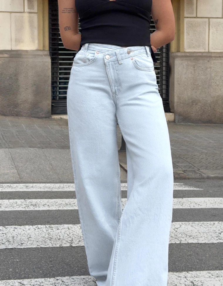 Джинсы с широкими штанинами, высокой посадкой и перекрестным поясом