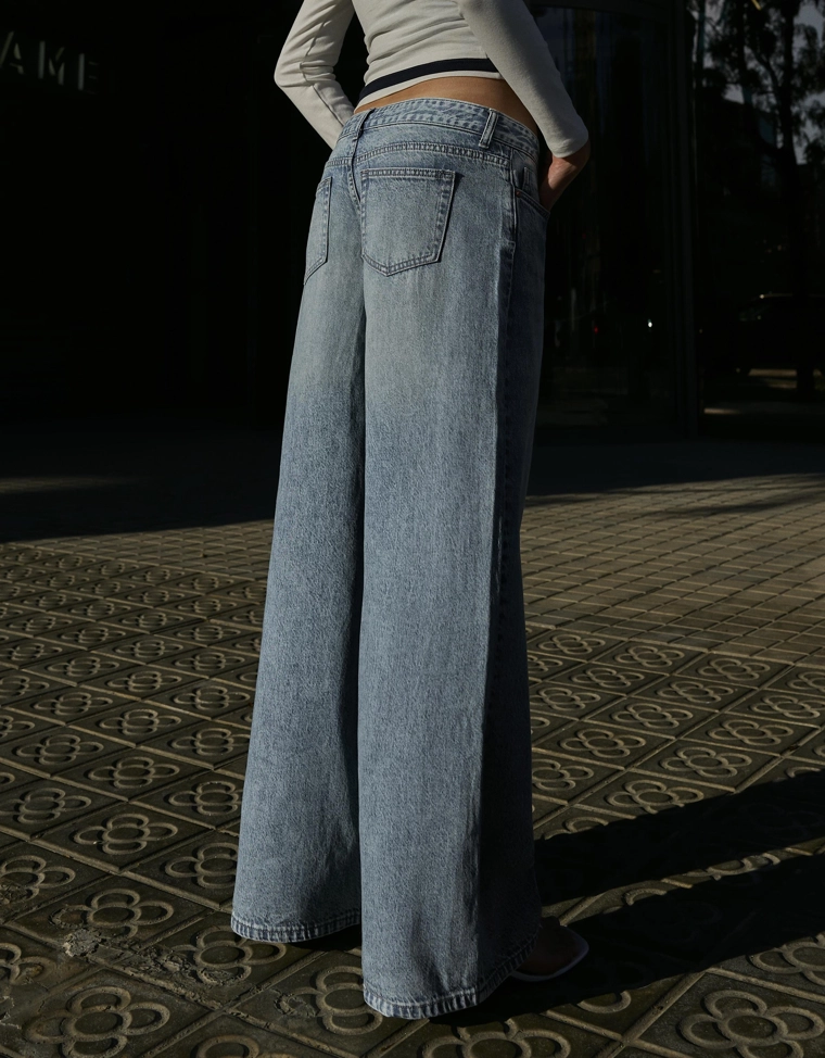 Джинсы с широкими штанинами и низкой посадкой