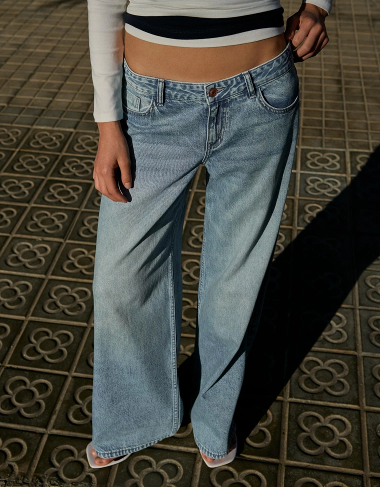 Джинсы с широкими штанинами и низкой посадкой