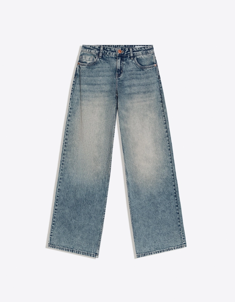 Джинсы с широкими штанинами и низкой посадкой