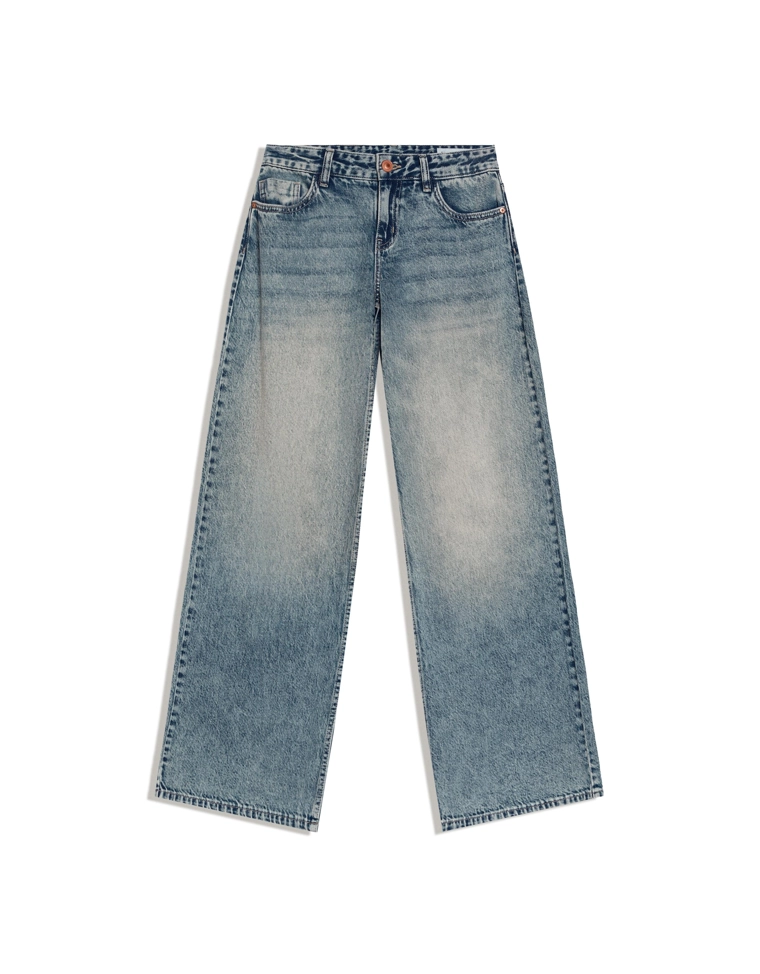 Джинсы с широкими штанинами и низкой посадкой