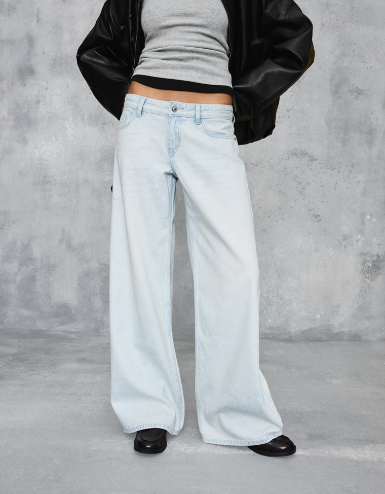 Джинсы с широкими штанинами и низкой посадкой