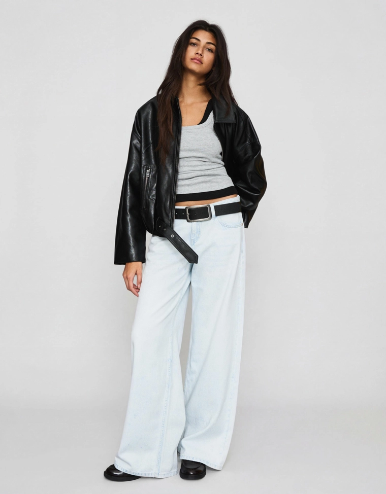 Джинсы с широкими штанинами и низкой посадкой