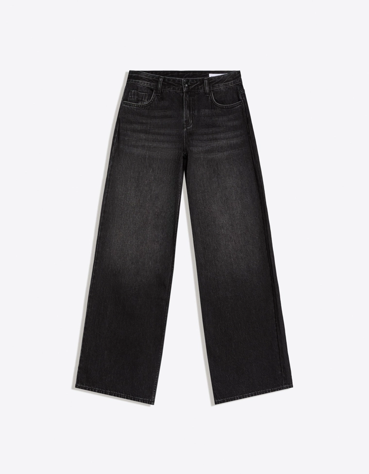 Джинсы с широкими штанинами и низкой посадкой