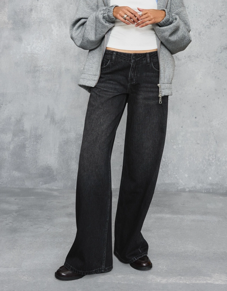 Джинсы с широкими штанинами и низкой посадкой