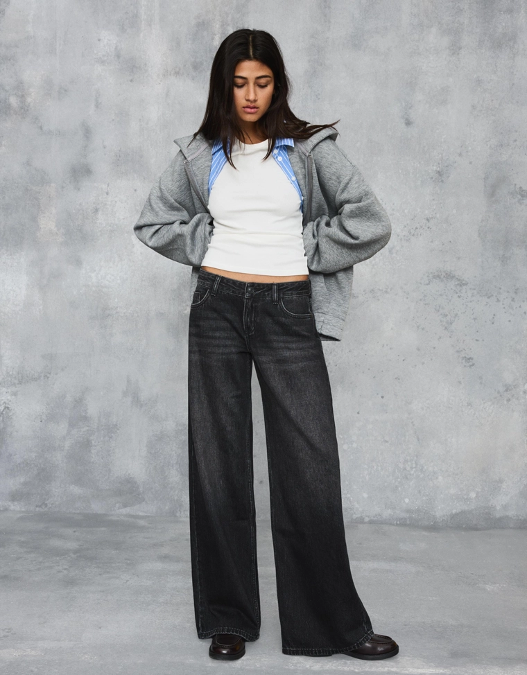 Джинсы с широкими штанинами и низкой посадкой