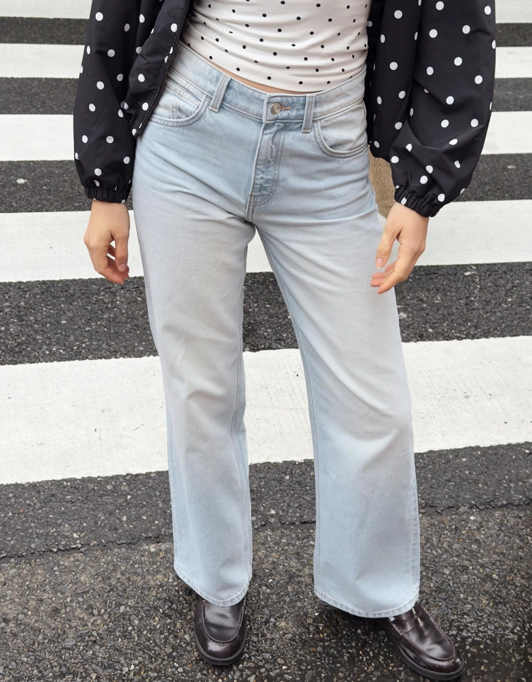 Джинсы прямого кроя с широкими штанинами и высокой посадкой