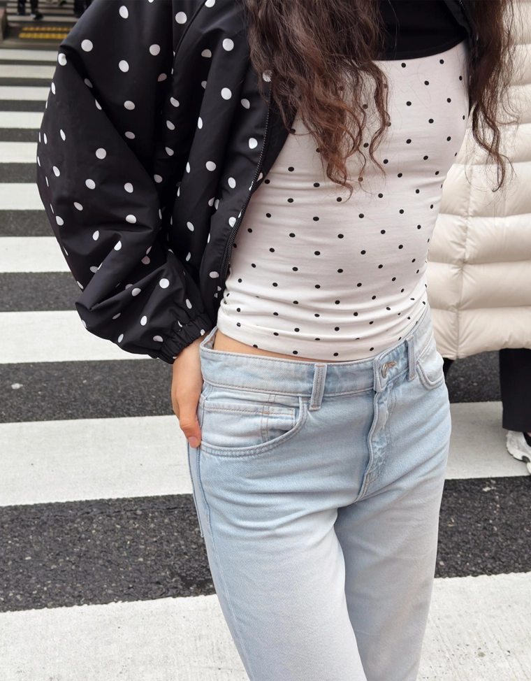 Джинсы прямого кроя с широкими штанинами и высокой посадкой