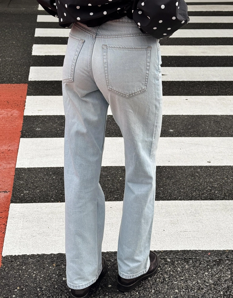 Джинсы прямого кроя с широкими штанинами и высокой посадкой