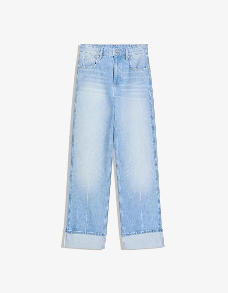 Джинсы прямого кроя с широкими штанинами и отворотами снизу