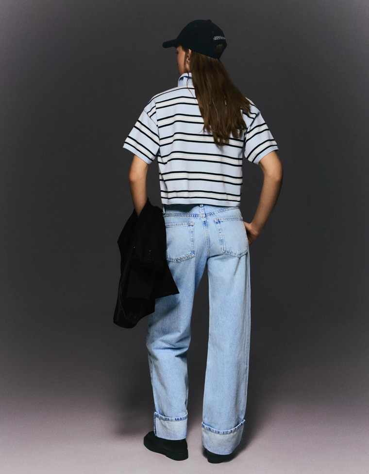 Джинсы прямого кроя с широкими штанинами и отворотами снизу