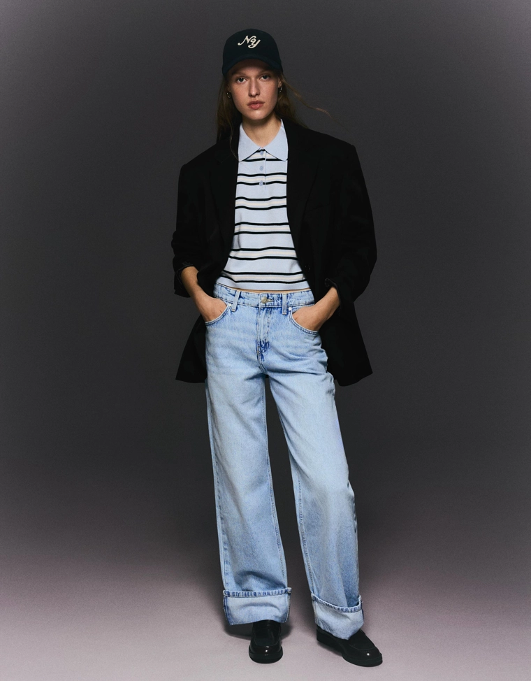 Джинсы прямого кроя с широкими штанинами и отворотами снизу