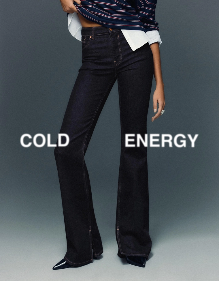 Расклешенные джинсы с высокой посадкой и разрезами