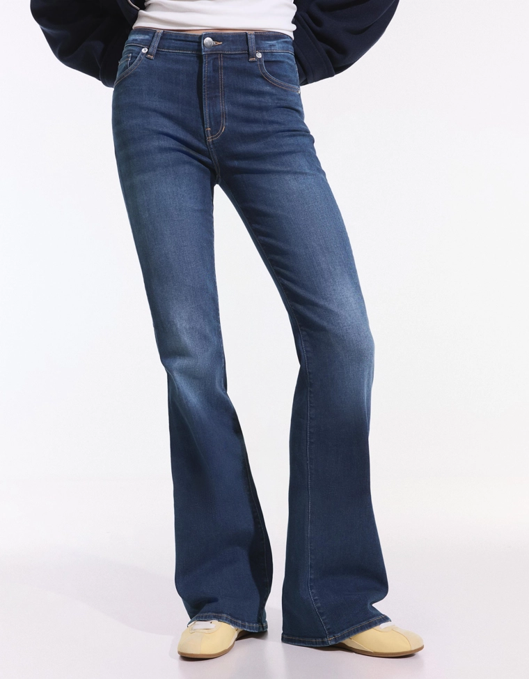 Расклешенные джинсы с высокой посадкой