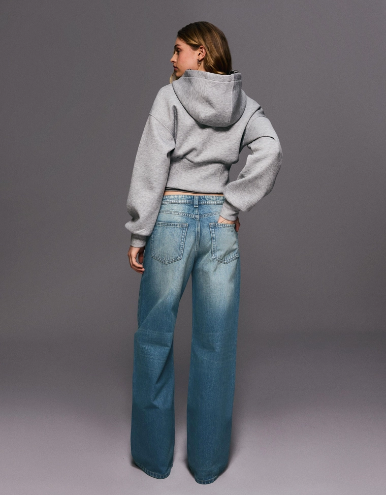 Джинсы свободного кроя со средней посадкой