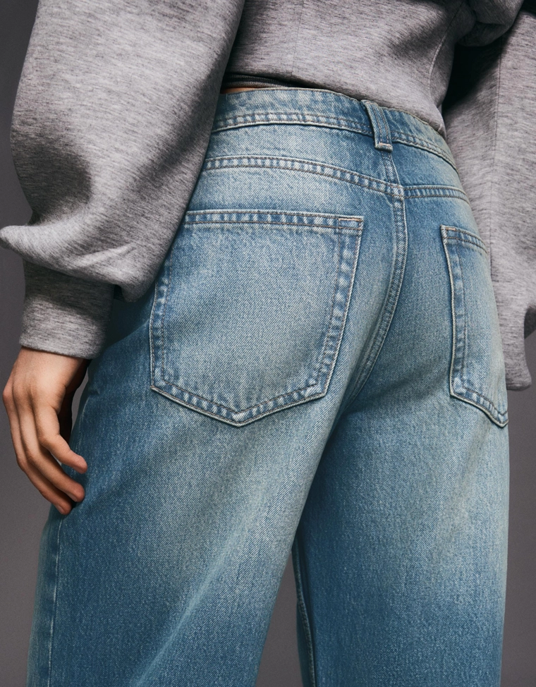 Джинсы свободного кроя со средней посадкой