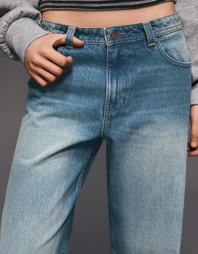 Джинсы свободного кроя со средней посадкой