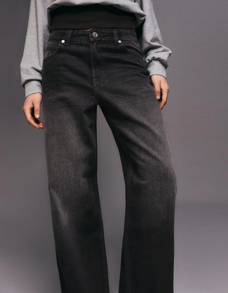 Джинсы свободного кроя со средней посадкой