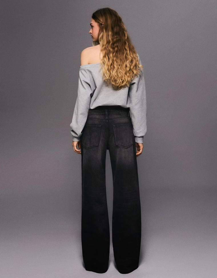 Джинсы свободного кроя со средней посадкой