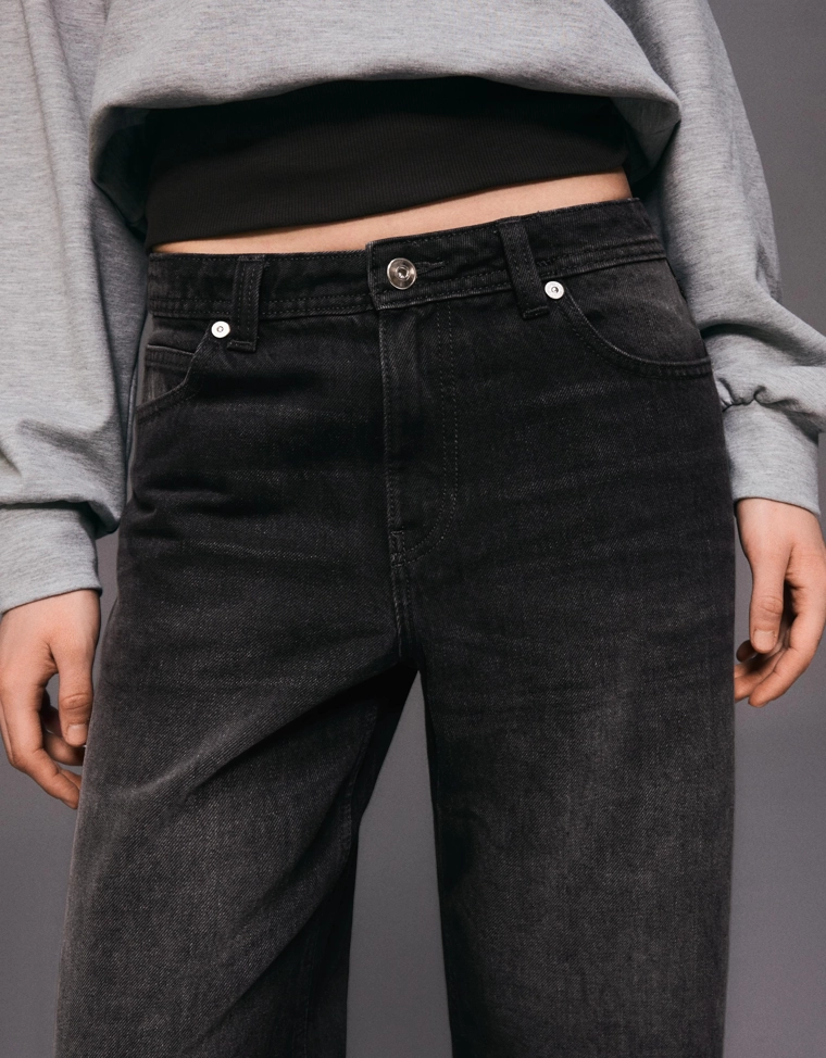 Джинсы свободного кроя со средней посадкой