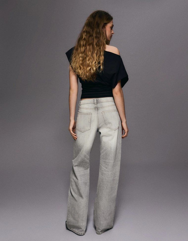 Джинсы свободного кроя со средней посадкой