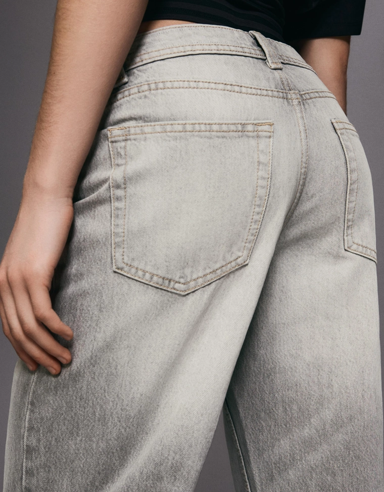 Джинсы свободного кроя со средней посадкой