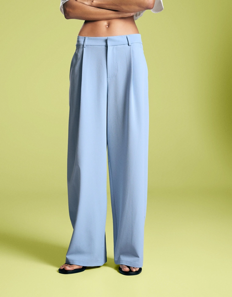 Брюки объемного кроя из двухслойной ткани