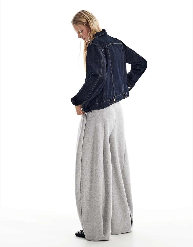 Брюки из плотной синтетической ткани свободного кроя с фиксаторами