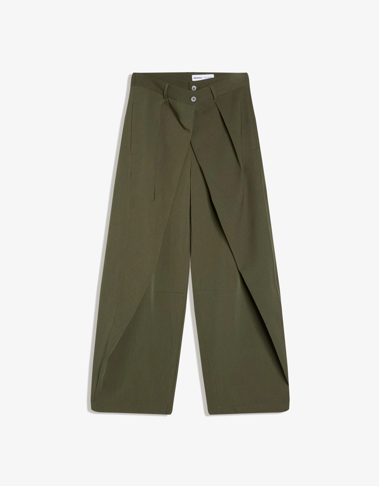 Брюки с защипами и двумя пуговицами