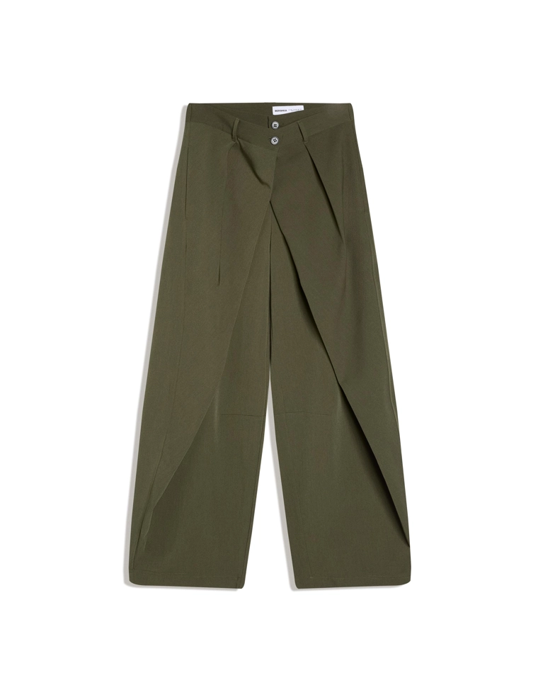 Брюки с защипами и двумя пуговицами