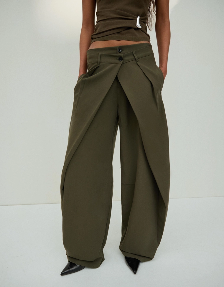 Брюки с защипами и двумя пуговицами