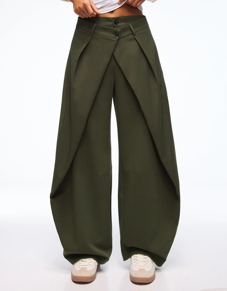 Брюки с защипами и двумя пуговицами