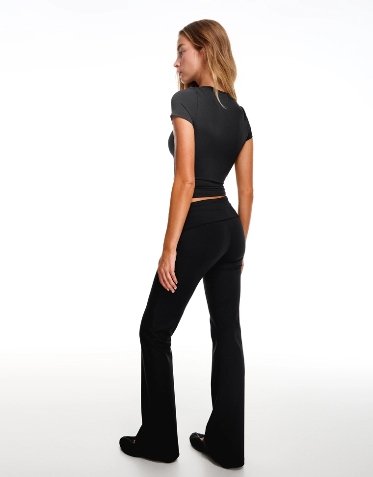 Расклешенные брюки с высокотехнологичной отворотной талией