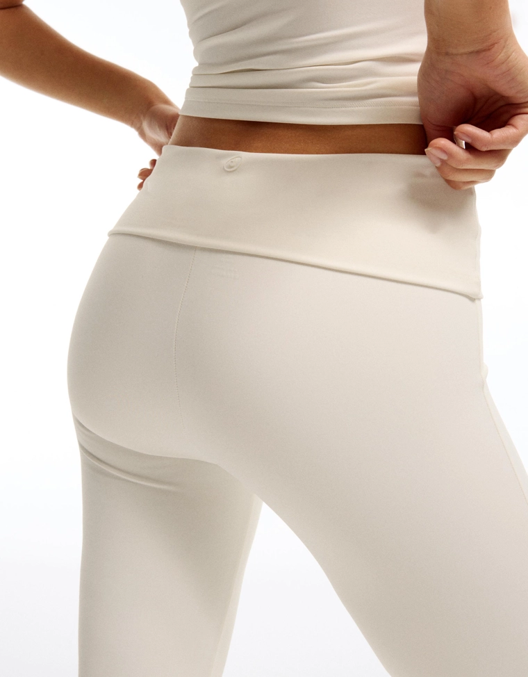 Расклешенные брюки с высокотехнологичной отворотной талией