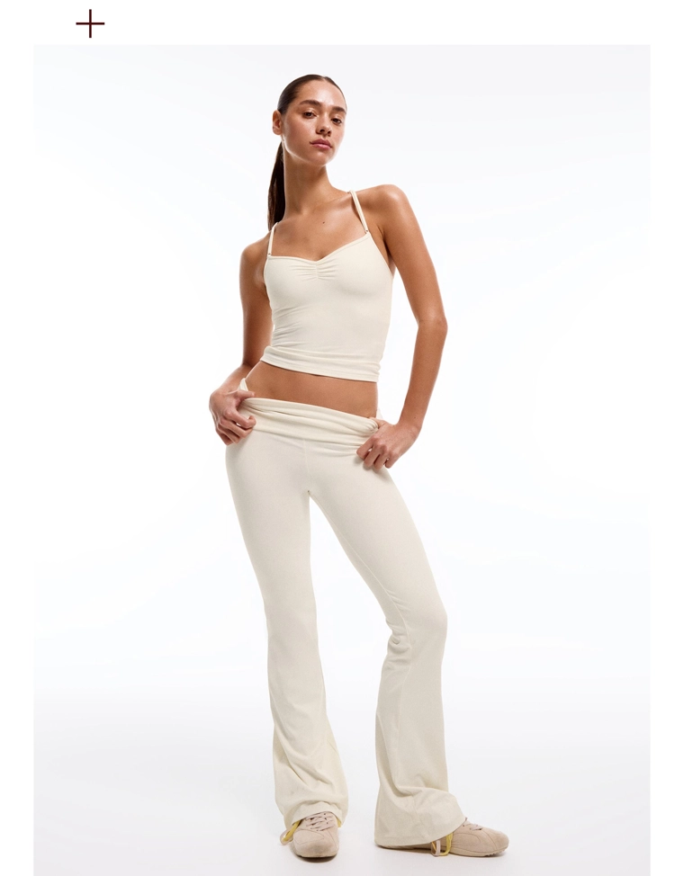 Расклешенные брюки с высокотехнологичной отворотной талией