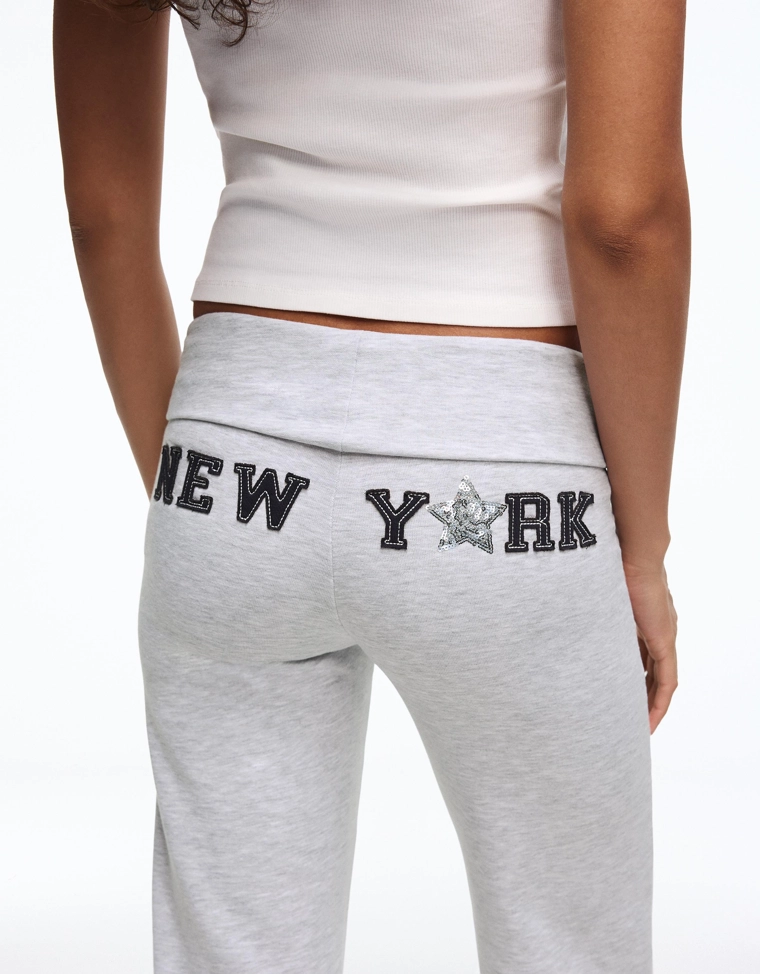 Расклешенные брюки из мягкой ткани с нашивками