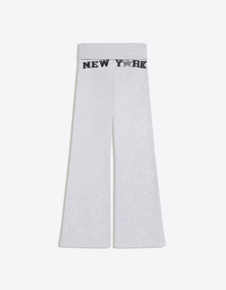 Расклешенные брюки из мягкой ткани с нашивками