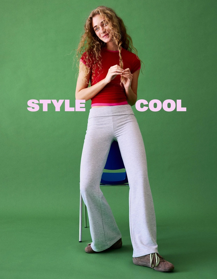 Расклешенные брюки из мягкой ткани с нашивками