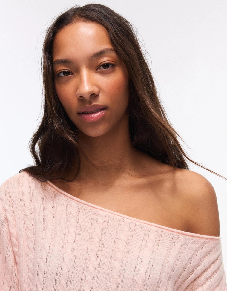 Свитер с узором косы