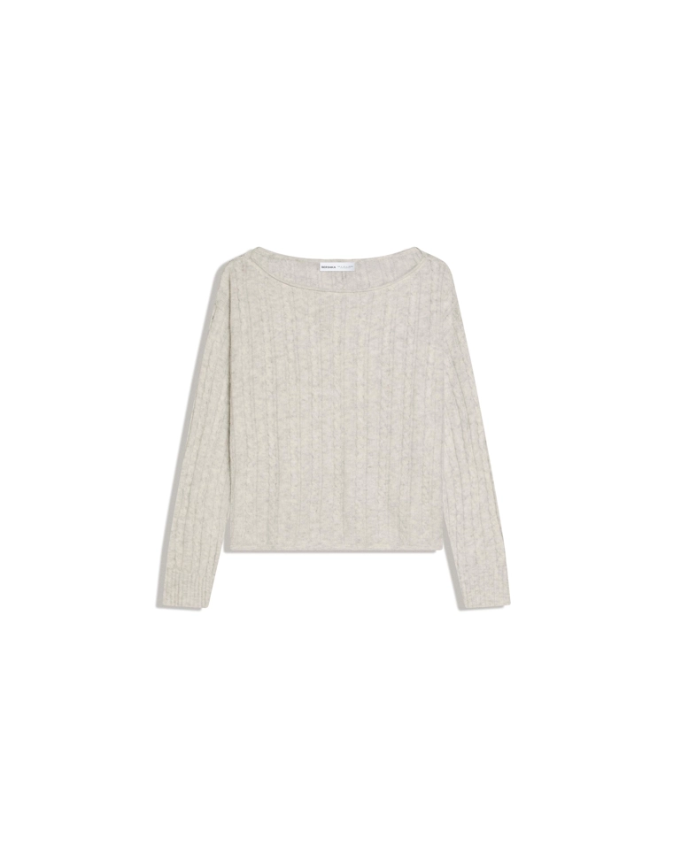 Свитер с узором косы