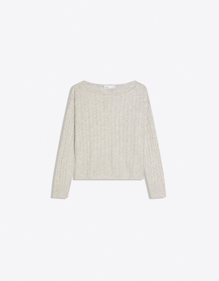 Свитер с узором косы