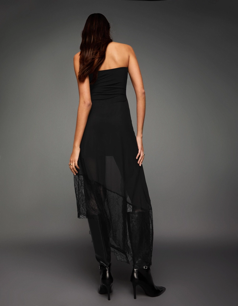 Асимметричное кружевное платье миди бандо из полупрозрачной ткани