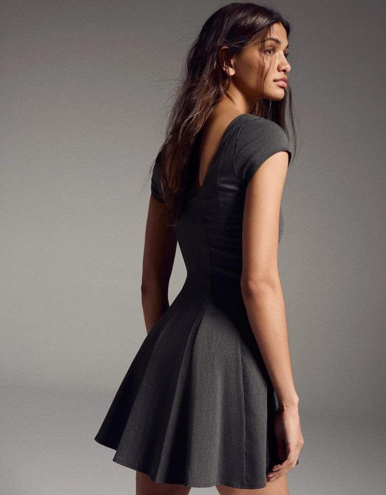 Мини-платье из бенгалина с расклешенной юбкой