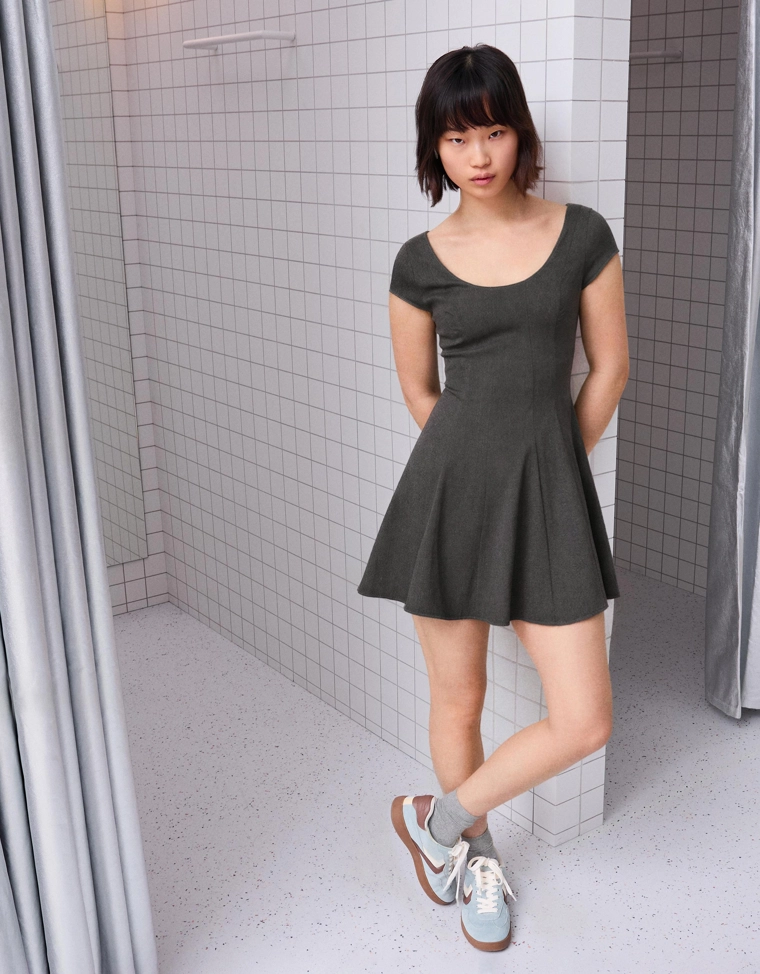 Мини-платье из бенгалина с расклешенной юбкой