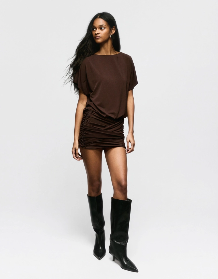 Платье с открытой спиной и драпированной юбкой