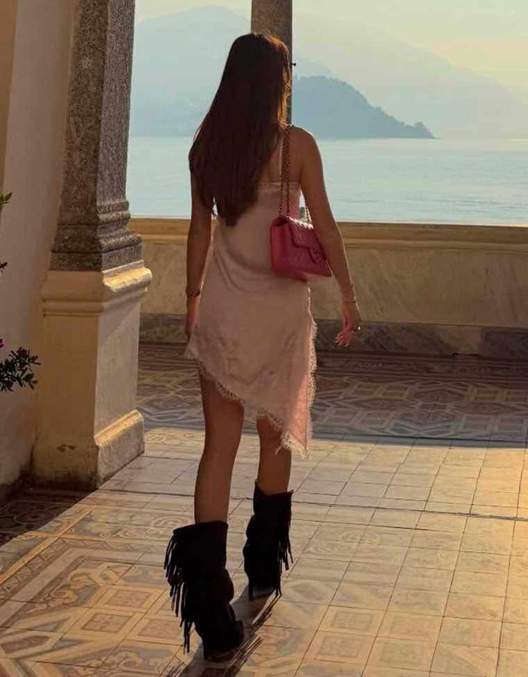 Мини‑платье асимметричного кроя из сатина