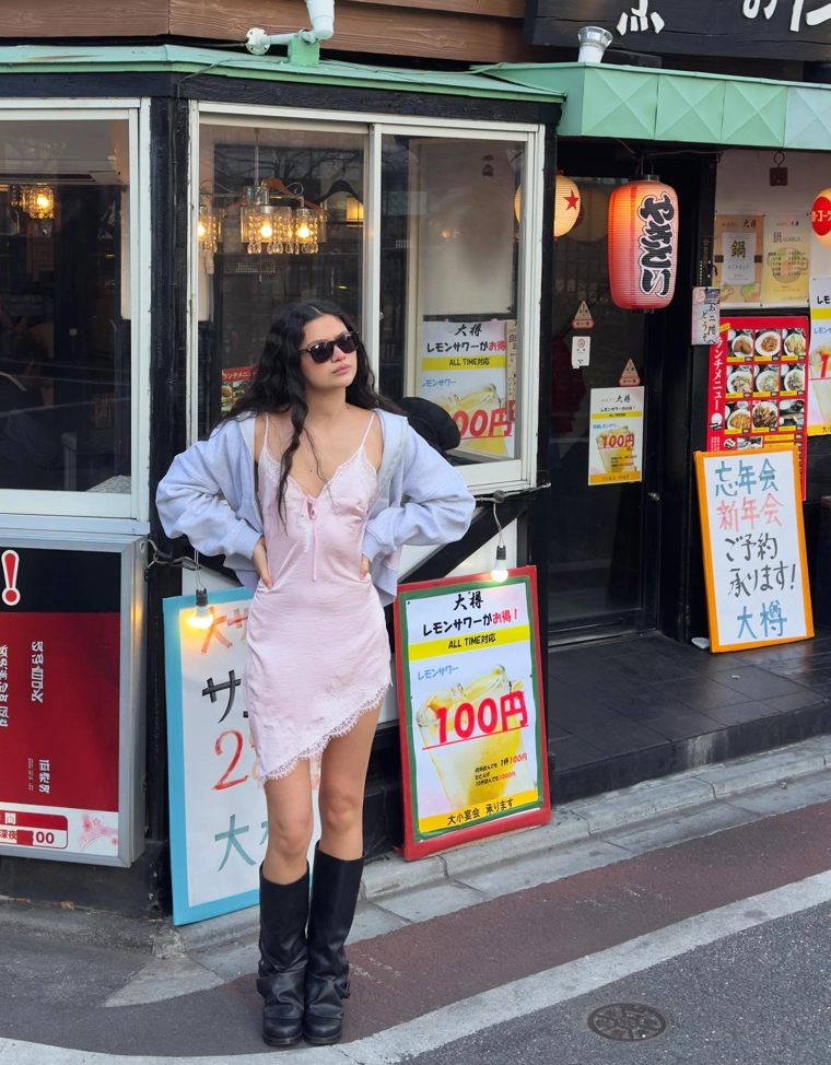 Мини‑платье асимметричного кроя из сатина