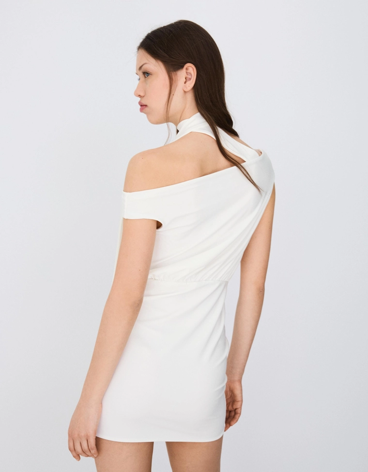 Мини-платье с открытыми плечами и принтом