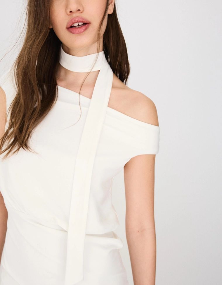 Мини-платье с открытыми плечами и принтом