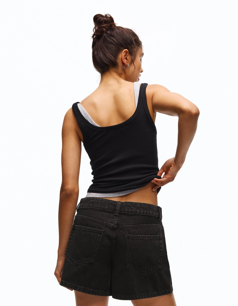 Джинсовые шорты в стиле 90-х